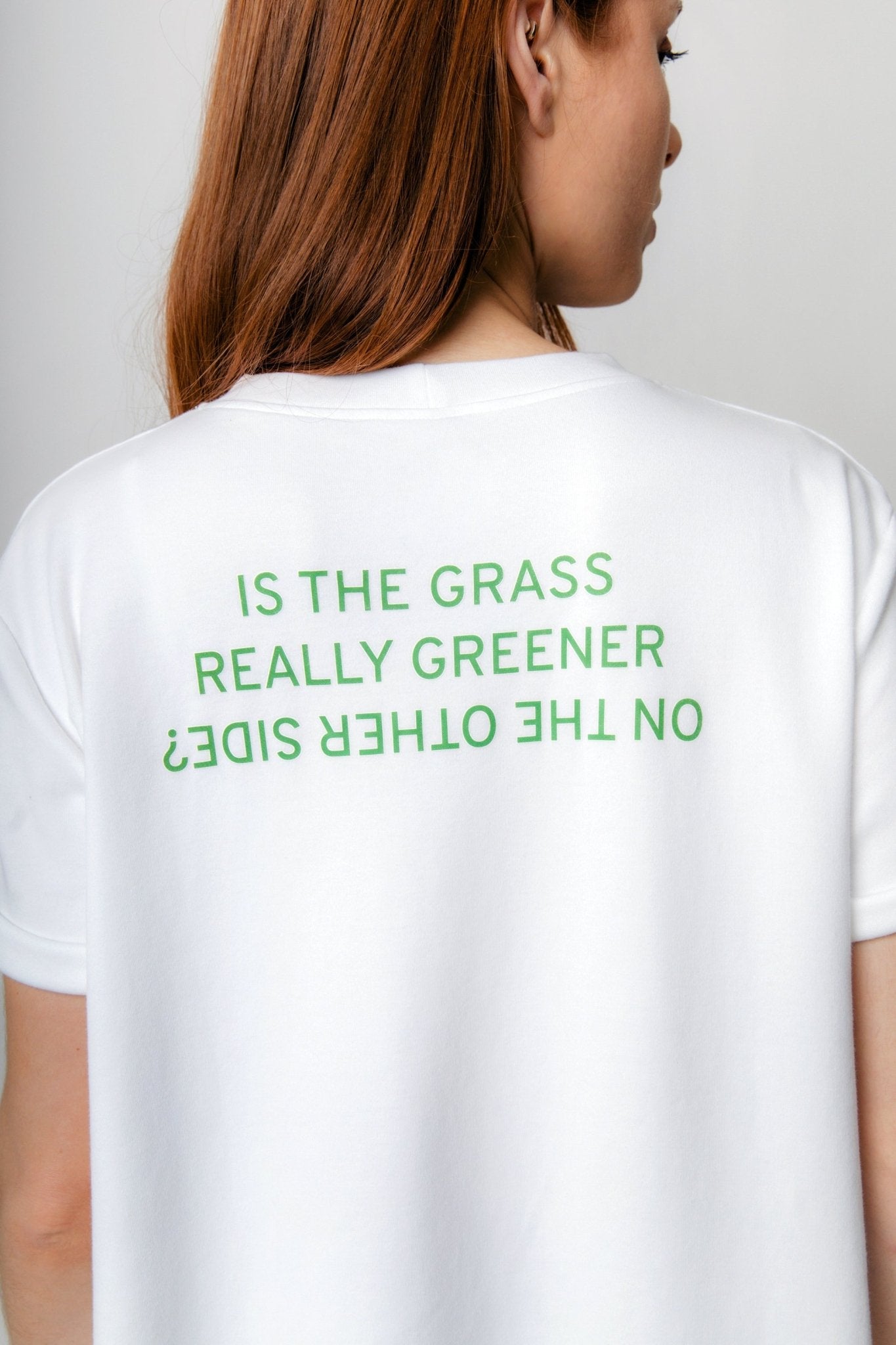 Is the grass really greener on the other side? Flowy T-Shirt - OBLIVIOUS?